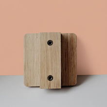 Charger l'image dans la galerie, Bouton carré Poignée de meuble en chêne massif (massive oak) 50mm / 1,97" ou 80mm / 3,14"
