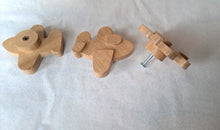 Charger l'image dans la galerie, Patere ou Bouton de meuble Avion en chêne