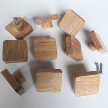 Charger l'image dans la galerie, Bouton carré Poignée de meuble en chêne massif (massive oak) 50mm / 1,97" ou 80mm / 3,14"