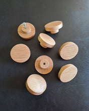 Charger l'image dans la galerie, Bouton rond Poignée de meuble en chêne massif (massive oak) diamètre 60mm / 2,36"