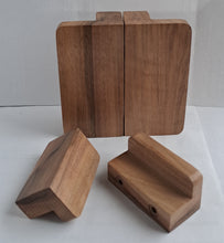 Charger l'image dans la galerie, Bouton Demi Carré en noyer massif (massive oak) de 60 à 100mm de côté / 2,36" à 3,93"