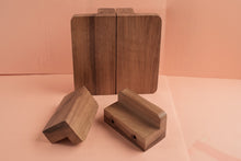 Charger l'image dans la galerie, Bouton Demi Carré en noyer massif (massive oak) de 60 à 100mm de côté / 2,36" à 3,93"