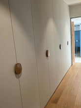 Charger l'image dans la galerie, Bouton Demi Lune bombée en chêne massif (massive oak) diamètre de 60 à 150mm / 2,36" à 5,9"