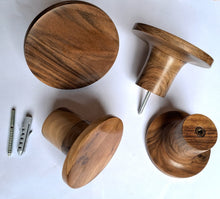 Charger l'image dans la galerie, Patère dessous courbe en noyer massif (massive walnut) diamètre 80mm /3,14" ou 100mm / 3,93" profondeur 60mm / 2,36"