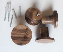 Charger l'image dans la galerie, Patère dessous courbe en noyer massif (massive walnut) diamètre 80mm /3,14" ou 100mm / 3,93" profondeur 60mm / 2,36"