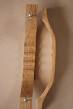 Charger l'image dans la galerie, Poignée plate en chêne massif (massive oak) longueur 250mm / 9,84"