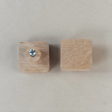 Charger l'image dans la galerie, Bouton carré Poignée de meuble en chêne massif (massive oak) 50mm / 1,97" ou 80mm / 3,14"
