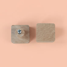 Charger l'image dans la galerie, Bouton carré Poignée de meuble en chêne massif (massive oak) 50mm / 1,97" ou 80mm / 3,14"