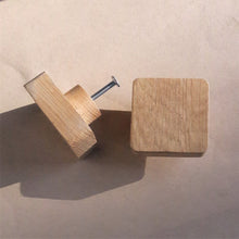 Charger l&#39;image dans la galerie, Bouton carré Poignée de meuble en chêne massif (massive oak) 50mm / 1,97&quot;
