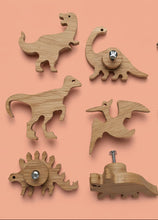 Charger l'image dans la galerie, Bouton de meuble Thème "Les Dinosaures"en chêne massif