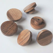 Charger l'image dans la galerie, Bouton rond Poignée de meuble en noyer massif (massive walnut) diamètre 60mm / 2,36"