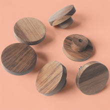 Charger l'image dans la galerie, Bouton rond Poignée de meuble en noyer massif (massive walnut) diamètre 60mm / 2,36"