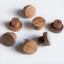 Charger l'image dans la galerie, Bouton rond Poignée de meuble en noyer massif (massive walnut) diamètre 40mm / 1,57"