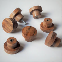 Charger l'image dans la galerie, Bouton rond Poignée de meuble en noyer massif (massive walnut) diamètre 40mm / 1,57"