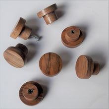 Charger l'image dans la galerie, Bouton rond Poignée de meuble en noyer massif (massive walnut) diamètre 40mm / 1,57"