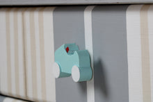 Charger l'image dans la galerie, Bouton de meuble Voiture de course peint avec relief Touch3D