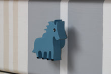Charger l'image dans la galerie, Bouton de meuble Poney peint avec relief Touch3D