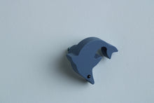 Charger l'image dans la galerie, Bouton de meuble Dauphin peint avec relief Touch3D