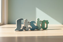 Charger l'image dans la galerie, Prenom personnalisable en bois de tilleul facon puzzle