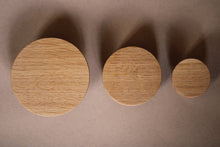 Charger l&#39;image dans la galerie, Bouton rond Poignée de meuble en chêne massif (massive oak) diamètre 40mm / 1,57&quot;
