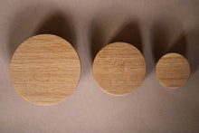 Charger l'image dans la galerie, Bouton rond Poignée de meuble en chêne massif (massive oak) diamètre 60mm / 2,36"