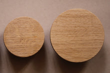 Charger l'image dans la galerie, Bouton rond ou Patère dessous courbe en chêne massif (massive oak) diamètre 60, 80mm ou 100mm/2.36",3,15"ou 3,93"