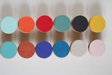 Charger l'image dans la galerie, Bouton rond peint en chêne massif (massive oak) diamètre 30mm / 1,18" ou 40mm / 1,57"