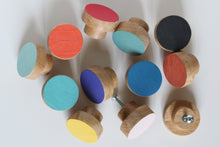 Charger l'image dans la galerie, Bouton rond peint en chêne massif (massive oak) diamètre 30mm / 1,18" ou 40mm / 1,57"