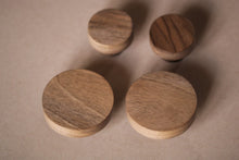 Charger l'image dans la galerie, Bouton rond Poignée de meuble en noyer massif (massive walnut) diamètre 60mm / 2,36"