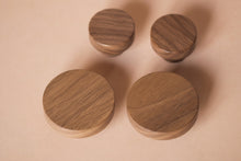 Charger l'image dans la galerie, Bouton rond Poignée de meuble en noyer massif (massive walnut) diamètre 60mm / 2,36"