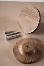 Charger l'image dans la galerie, Bouton rond ou Patère Poignée dessous courbe en noyer massif (massive walnut) diamètre 80mm / 3,14" ou 100mm / 3,93"