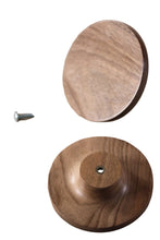 Charger l'image dans la galerie, Bouton rond ou Patère Poignée dessous courbe en noyer massif (massive walnut) diamètre 80mm / 3,14" ou 100mm / 3,93"