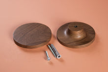 Charger l'image dans la galerie, Bouton rond ou Patère Poignée dessous courbe en noyer massif (massive walnut) diamètre 80mm / 3,14" ou 100mm / 3,93"
