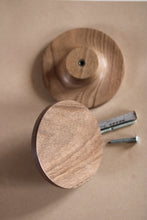 Charger l'image dans la galerie, Bouton rond ou Patère Poignée dessous courbe en noyer massif (massive walnut) diamètre 80mm / 3,14" ou 100mm / 3,93"