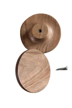 Charger l'image dans la galerie, Bouton rond ou Patère Poignée dessous courbe en noyer massif (massive walnut) diamètre 80mm / 3,14" ou 100mm / 3,93"