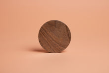 Charger l'image dans la galerie, Bouton rond ou Patère Poignée dessous courbe en noyer massif (massive walnut) diamètre 80mm / 3,14" ou 100mm / 3,93"