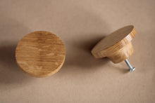 Charger l'image dans la galerie, Bouton rond ou Patère dessous courbe en chêne massif (massive oak) diamètre 60, 80mm ou 100mm/2.36",3,15"ou 3,93"