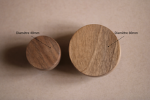 Charger l'image dans la galerie, Bouton rond Poignée de meuble en noyer massif (massive walnut) diamètre 60mm / 2,36"