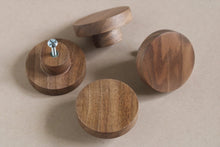 Charger l'image dans la galerie, Bouton rond Poignée de meuble en noyer massif (massive walnut) diamètre 60mm / 2,36"