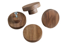 Charger l'image dans la galerie, Bouton rond Poignée de meuble en noyer massif (massive walnut) diamètre 60mm / 2,36"