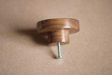 Charger l'image dans la galerie, Bouton rond Poignée de meuble en noyer massif (massive walnut) diamètre 60mm / 2,36"