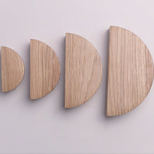 Charger l'image dans la galerie, Bouton Demi Lune  en chêne massif (massive oak) diamètre de 60 à 150mm / 2,36" à 5,9"
