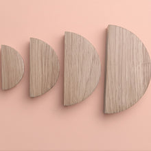 Charger l'image dans la galerie, Bouton Demi Lune en chêne massif (massive oak) diamètre de 60 à 150mm / 2,36" à 5,9"