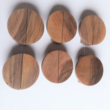 Charger l'image dans la galerie, Bouton Demi Lune en noyer massif (massive walnut) diamètre de 80 à 120mm / 3,15" à 4,72"
