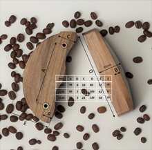 Charger l'image dans la galerie, Bouton Poignée Grain de café en noyer massif (massive walnut) diamètre de 80 à 120mm / 3,15" à 4,72"