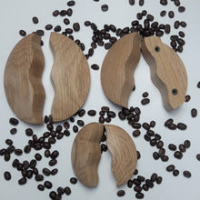 Charger l'image dans la galerie, Bouton Poignée Grain de café en chêne massif (massive oak) diamètre de 80 à 120mm / 3,15" à 4,72"