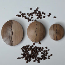 Charger l'image dans la galerie, Bouton Poignée Grain de café en noyer massif (massive walnut) diamètre de 80 à 120mm / 3,15" à 4,72"