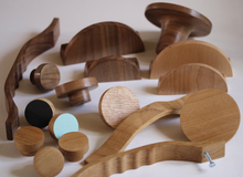 Charger l'image dans la galerie, Bouton rond ou Patère dessous courbe en chêne massif (massive oak) diamètre 60, 80mm ou 100mm/2.36",3,15"ou 3,93"