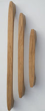 Charger l'image dans la galerie, Poignée effilée en chêne massif (massive oak) longueur 200mm à 400mm / 7,87" to 15,75"