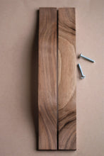 Charger l'image dans la galerie, Poignée plate en noyer massif (massive walnut) longueur 250mm / 9,84"